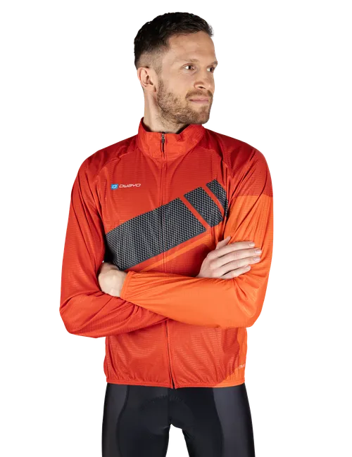  Le modèle mesure 186 cm et porte une taille  7