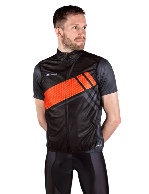  Le modèle mesure 186 cm et porte une taille  7