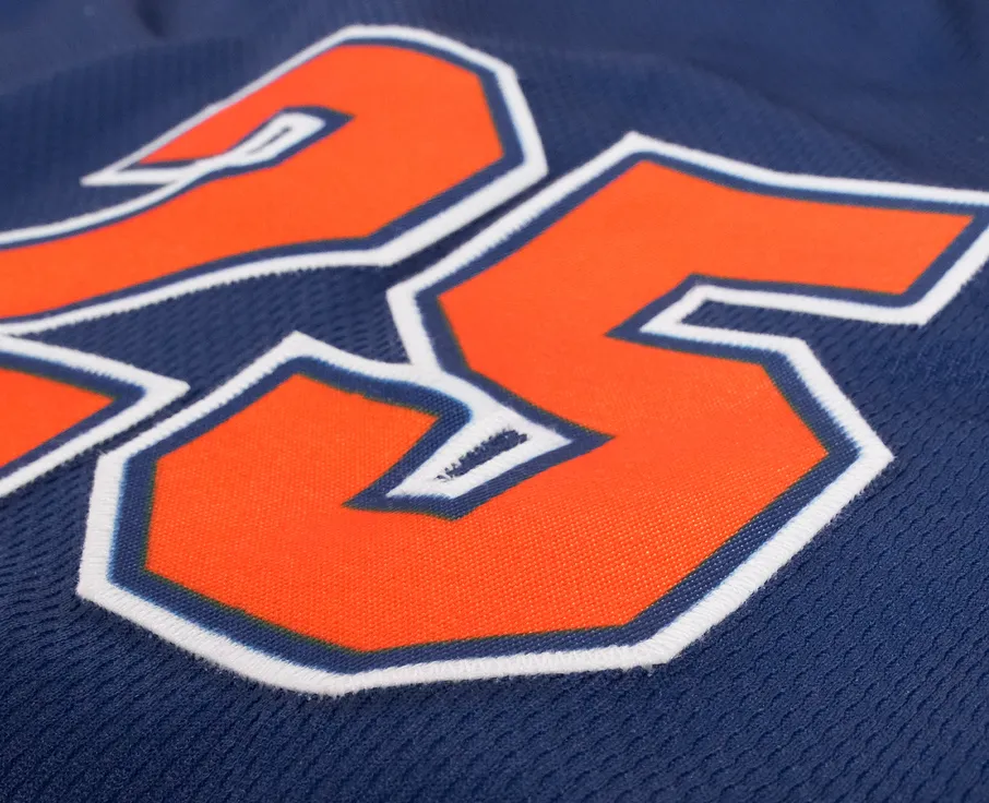 Gros plan d'un maillot de sport bleu avec le numéro 25 en orange vif.