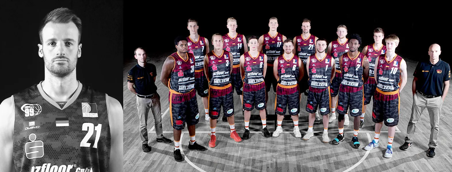 Une équipe de basket-ball en maillots sombres avec des accents orange et rouge pose sur un terrain de basket, tandis qu'un homme au premier plan porte un maillot avec le numéro 21.