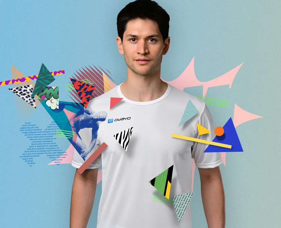 Un jeune homme porte un t-shirt de sport blanc avec des éléments graphiques en arrière-plan.