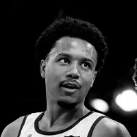 Un homme portant un maillot de sport personnalisé par owayo, photographié en noir et blanc.