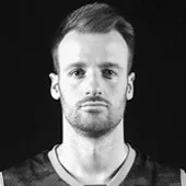 Un homme portant un haut sportif sombre à col en V, représentant des vêtements de sport personnalisés.