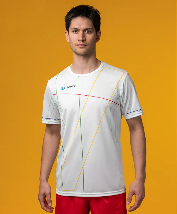 Un modèle masculin porte un maillot de sport blanc avec des motifs de lignes colorées sur un fond jaune.