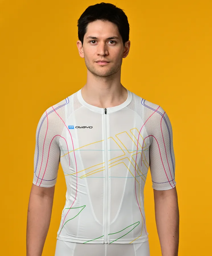 Un homme porte un maillot sportif blanc à manches courtes avec des lignes colorées de owayo devant un fond jaune.