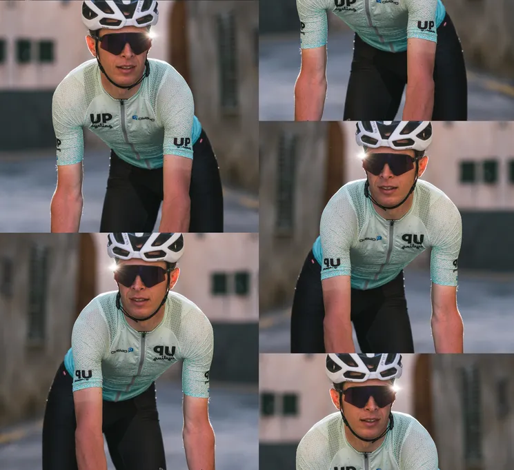 Un cycliste portant un maillot personnalisé bleu clair avec le logo 'UP cycling' et 'owayo' sur la poitrine, roulant dans la rue.