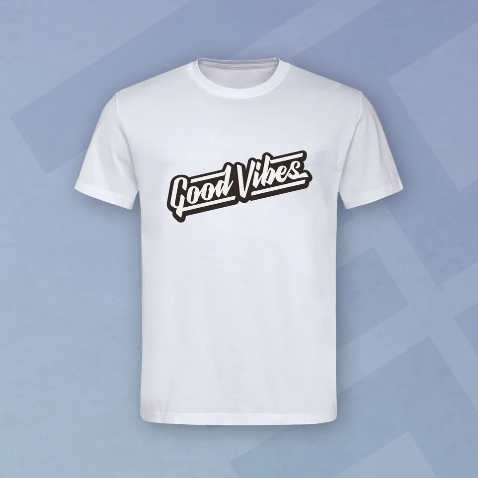 Un t-shirt blanc avec l'inscription 'Good Vibes' dans une police de caractères stylisée.